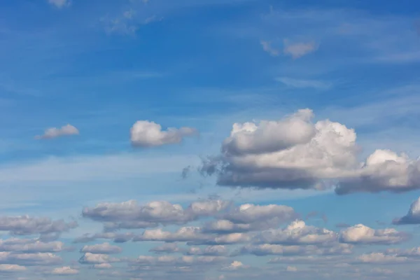 Mavi Gökyüzü Arkaplanı Ince Sıralarda Süzülen Beyaz Kabarık Bulutların Dokusu — Stok fotoğraf