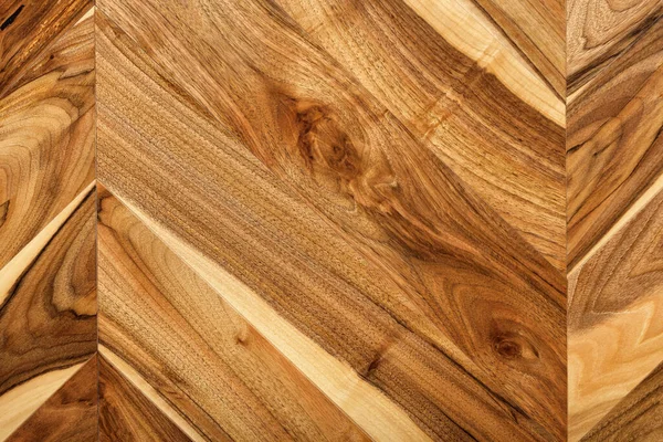 一种漂亮的欧洲核桃木花纹 作为光滑的木制表面 有对角线 — 图库照片