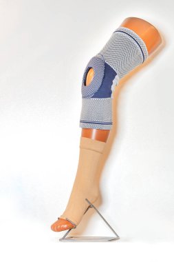 İş yerinde ve spor yaparken tendon ve eklem yaralanmalarını önlemek için mankenin bacağına bir dizlik..