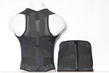 Lumbosacral destek ve bel bölgesindeki akut ve kronik ağrının önlenmesi için korse şeklinde bir korse. Boşluğu kopyala.