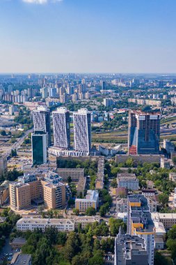 Kyiv 'in yerleşim alanlarının, yeşil parkların ve inşaat halindeki yeni gökdelenlerin manzaralı havadan fotoğrafları, şehir fotoğrafçılığı. Dikey görüntü. Boşluğu kopyala.