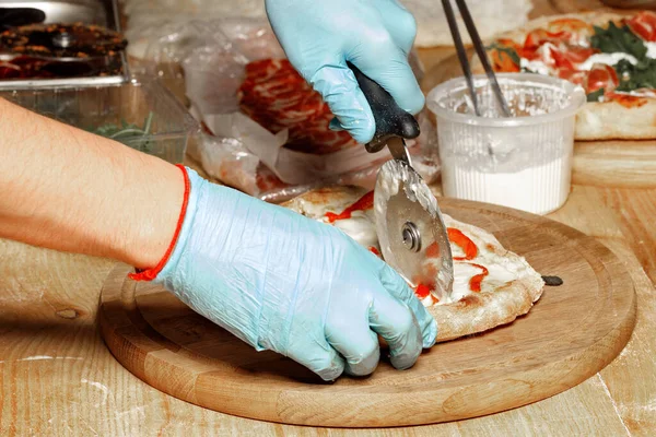 Las Manos Chef Hombre Caucásico Con Guantes Látex Azul Están —  Fotos de Stock