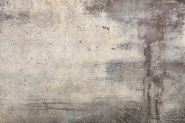 Çizikler, lekeler ve çatlaklar gri boyayla boyanmış eski dokulu asbest beton bir levhanın üzerinde parlıyor..