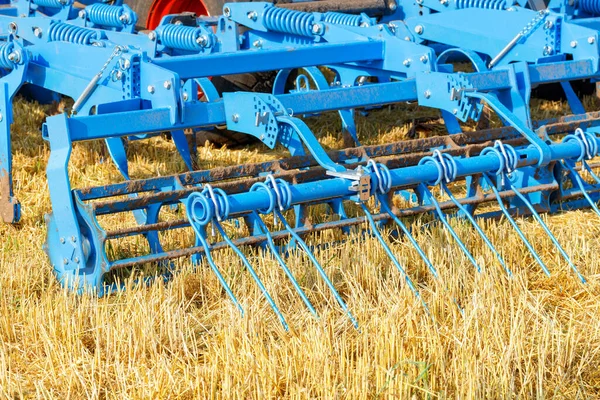 田园农业加工用牵引铰链用蓝色多排圆柱形金属耙 选择性聚焦 复制空间 — 图库照片