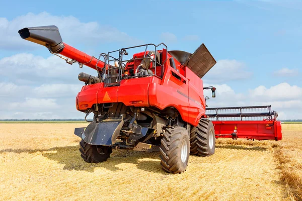 Большой Красный Комбайн Собирает Пшеницу Поля Ясный Осенний День Фоне — стоковое фото