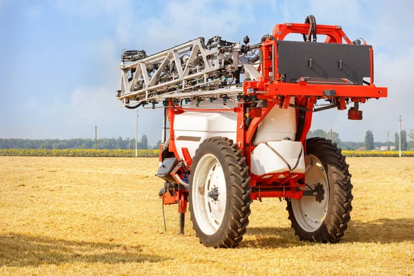 Model Trailed Sprayer High Wheelbase Backdrop Harvested Wheat Field Blue — ストック写真