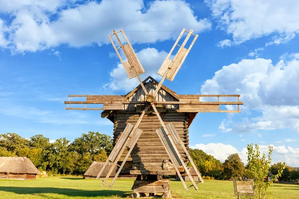 Frontal Image Vintage Wooden Windmill Backdrop Green Lawn Old Rural — Foto Stock