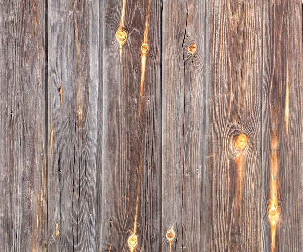 带有明显纤维 结和裂缝的风化木板的木制褐色纹理 — 图库照片