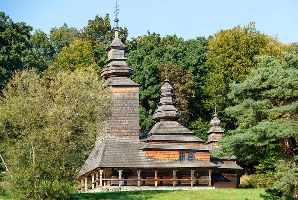 Fasáda Starobylého Karpatského Dřevěného Kostela Vyřezávanými Zdmi Postavenými Kopulemi Střeše — Stock fotografie
