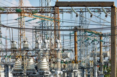 Elektrik kablolarından oluşan bir ağ ve elektrik yalıtıcılarından oluşan yüksek gerilimli bir yalıtkan..