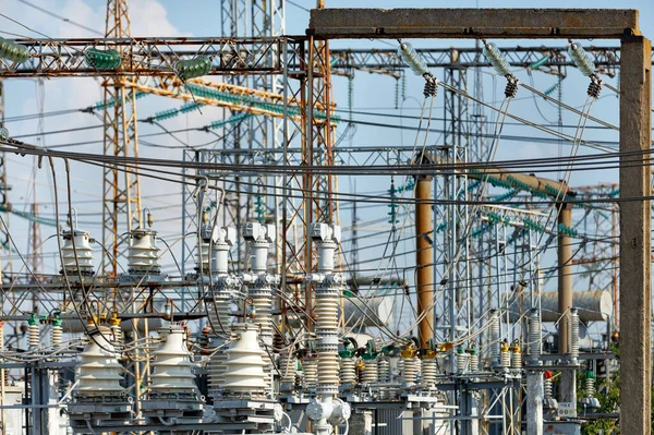 Elektrik Kablolarından Oluşan Bir Elektrik Yalıtıcılarından Oluşan Yüksek Gerilimli Bir — Stok fotoğraf