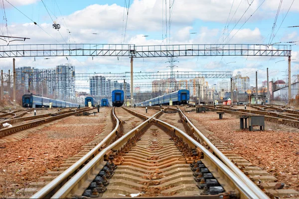 Сеть Разветвленных Железнодорожных Путей Стоящими Поездами Перспектива Ритм Против Голубого — стоковое фото
