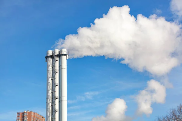 Wysoki Potrójny Biały Komin Kogeneracyjny Emituje Dym Parę Atmosfery Koncepcja — Zdjęcie stockowe