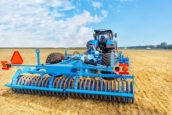 Grade Azul Rastreada Como Implemento Arrastado Trator Contra Fundo Restolho — Fotografia de Stock