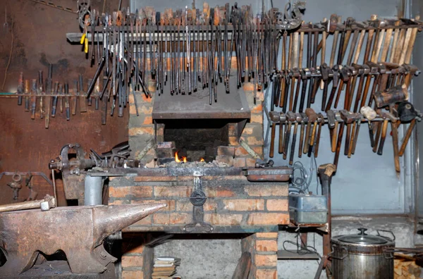 Blacksmith Hammer Lies Metal Anvil Interior Old Blacksmith Workshop Blur — Stock Photo, Image