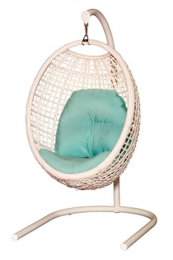 Beyaz arka planda yumuşak yeşil kumaş koltuğu olan hasır koltuk yuvası asılı..