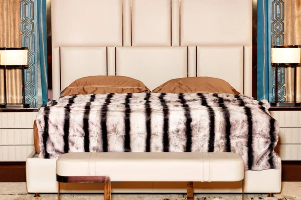 Het Interieur Van Een Stijlvolle Slaapkamer Met Een Breed Bed — Stockfoto