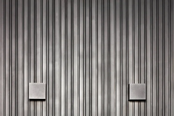 Stříbrná Černá Dřevěná Stěna Svislými Zábradlím Symetrickými Čtvercovými Světly — Stock fotografie