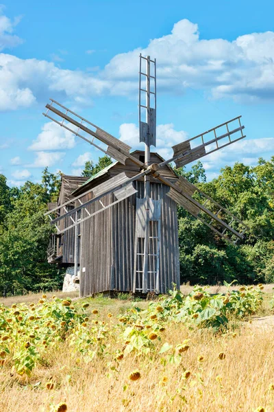 Eine Alte Hölzerne Windmühle Auf Einem Hügel Vor Dem Hintergrund — Stockfoto