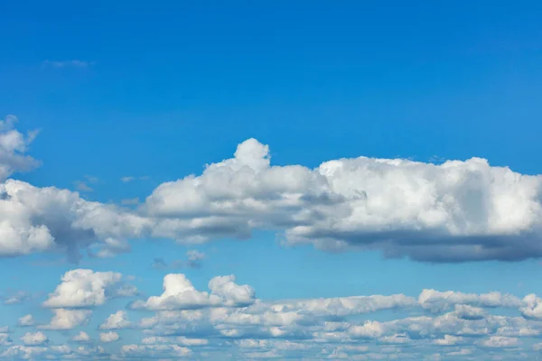 青い空にも列に浮かぶ白い体積雲の質感 スペースのコピー — ストック写真