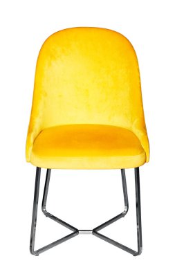 Sarı kadife döşemeli metal çerçeveli yumuşak rahat bir sandalye. Beyaz arkaplanda resim.