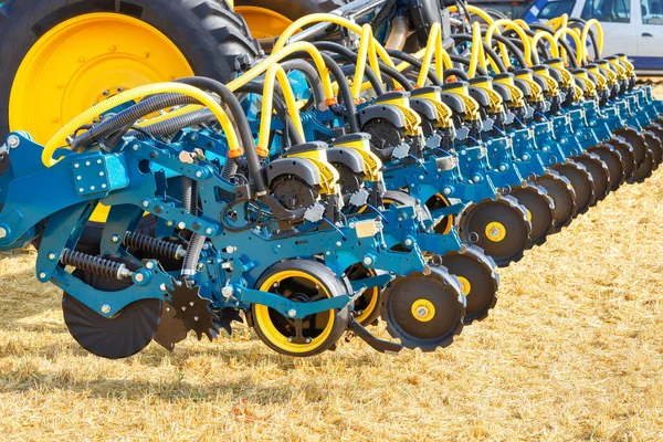 Fragment Einer Modernen Blauen Mehrreihensämaschine Gegen Ein Gelbes Landwirtschaftliches Feld — Stockfoto