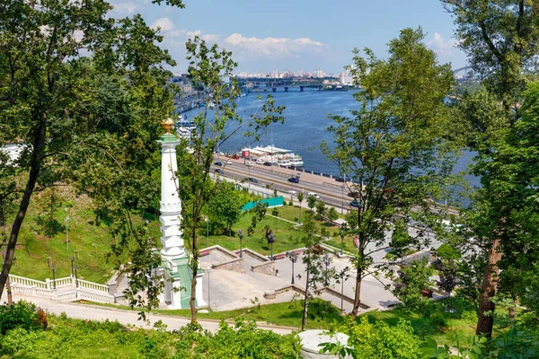 Column Monument Magdeburg Law Background Green Slope Summer Cityscape Kyiv — Stock Photo, Image