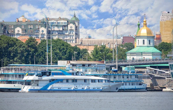 Pleasure Boat River Trams Pier Embankment Dnipro Backdrop Urban Architecture — Stock Photo, Image