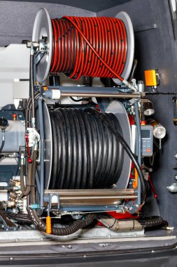 Kanalizasyon borularının endüstriyel temizliği için hafif ticari bir kamyonete dayanan mobil yüksek basınçlı bir cihaz kurulumu.
