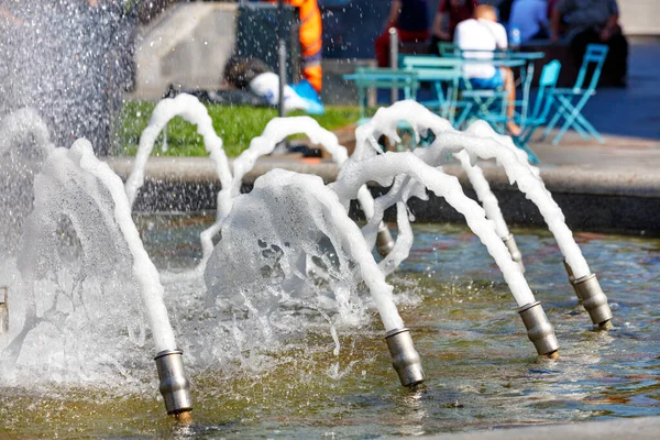 Foaming Water Jets City Fountain Splashes Sunlight Backdrop Summer Cafe — Stockfoto