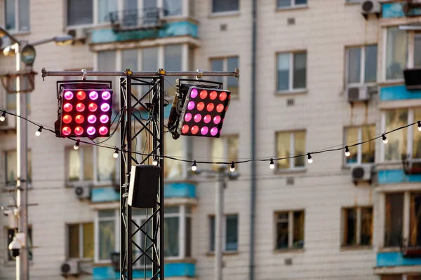 Osvětlení Městské Ulice Červenými Růžovými Reflektory Kovovém Stojanu Soumraku Pozadí — Stock fotografie