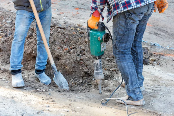 Εργαζόμενοι Μπλε Τζιν Χαλαρώνουν Αμμώδες Έδαφος Για Την Κατασκευή Τάφρου — Φωτογραφία Αρχείου