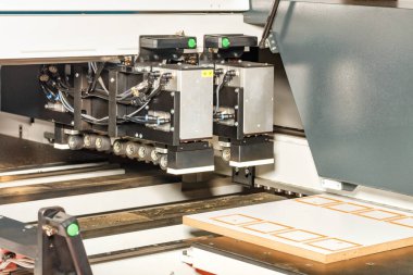 Çizgili tahtadan dolap mobilyası üretimi için otomatikleştirilmiş ahşap üretim hattı. Seçici odaklanma. Boşluğu kopyala.