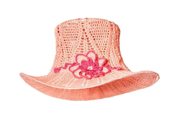 手で作られたピンクの美しいニット女性の帽子 波状のつばと前の花 白地に隔離された — ストック写真