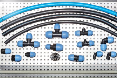 PVC borusu için üçlü ayarlama yapılıyor. Dikey görüntü. Yakın plan..