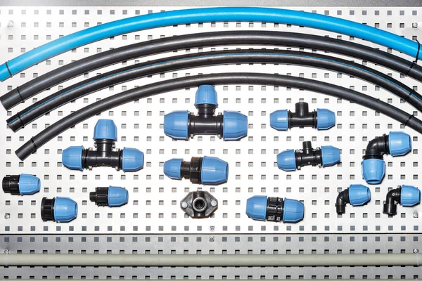 PVC borusu için üçlü ayarlama yapılıyor. Dikey görüntü. Yakın plan..