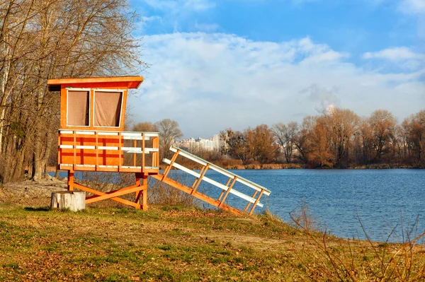 Herbstliche Landschaft Eines Verlassenen Flussufers Mit Einem Hölzernen Bademeisterturm Den — Stockfoto