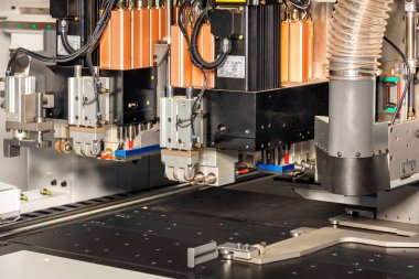 Basınç kılavuz silindirleri ve kesme mekanizması olan modern bir ahşap çalışma makinesi platformu.