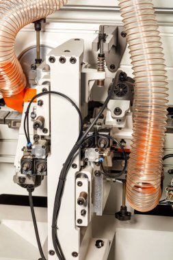 Elektronik kontrol sürücüleri olan modern bir ahşap işleme makinesinin hava sisteminin bir parçası. Dikey görüntü. Yakın plan..