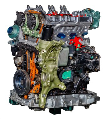 Modern bir araba montajının içten yanmalı otomotiv motoru. Otomotiv parçaları. Resim beyaz bir arkaplanda izole edilmiştir.