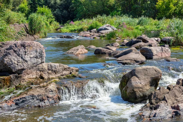 Schöne Sommerlandschaft Eines Waldflusses Einem Sommertag Mit Einem Turbulenten Fluss — Stockfoto