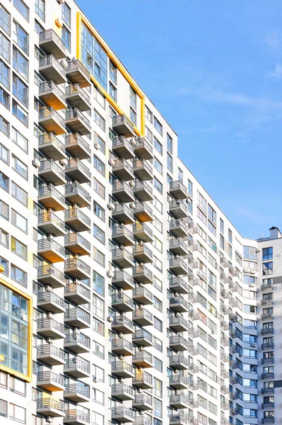 Ряд Білих Балконів Фасаді Сучасного Житлового Будинку Великими Вікнами Симетричним — стокове фото