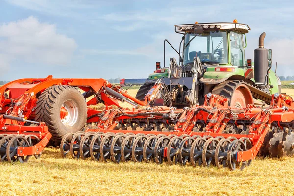 Eine Rote Scheibenegge Klammert Sich Einen Landwirtschaftlichen Traktor Das Land — Stockfoto