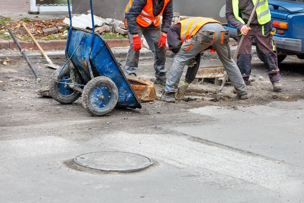 Team Road Workers Replacing Sewer Manhole Carriageway Summer Day Copy — Foto Stock