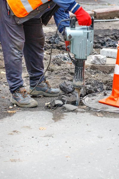 Road Worker Reflective Orange Vest Repairing Stretch Road Sewer Manhole — Fotografia de Stock
