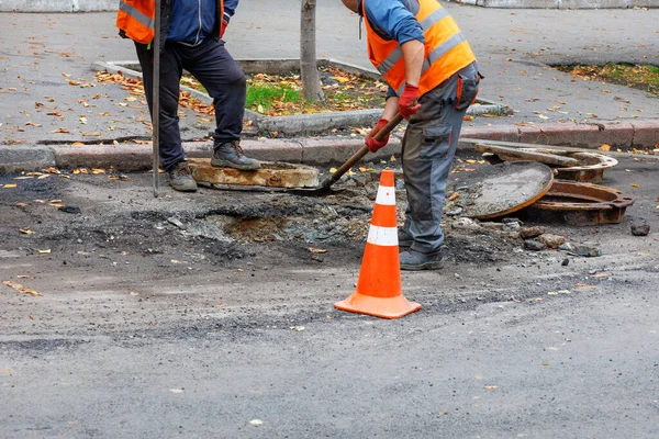 Team Road Workers Shovel Crowbar Clean Place New Sewer Manhole — Foto Stock