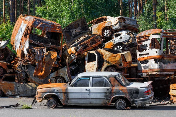Montanhas Esqueletos Carros Queimados Empilhados Após Expulsão Invasores Russos Perto — Fotografia de Stock
