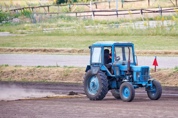 Vieux Tracteur Bleu Aplanit Piste Course Hippodrome Jour Été — Photo