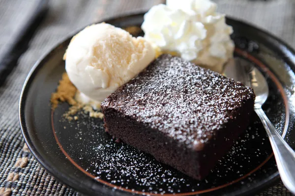 Brownie mit Eis — Stockfoto