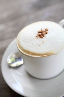 ahşap zemin üzerinde kahve